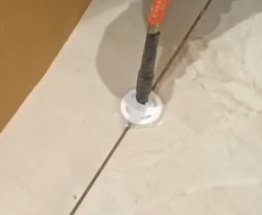 阿荣瓷砖空鼓维修公司专业解答瓷砖在铺贴过程中，如果没有涂抹均匀到位的粘结材料（如水泥砂浆或瓷砖胶），可能会导致以下问题