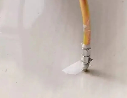 阿荣瓷砖空鼓维修公司专业解答在瓷砖铺贴过程中，如果使用的砂料过粗（如全部使用了粗砂），可能会导致以下问题