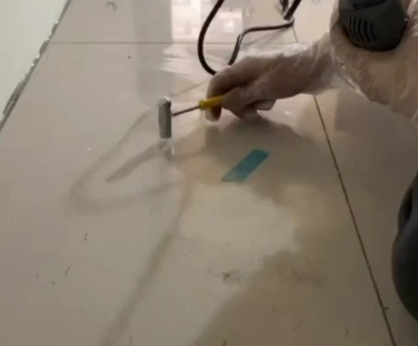 阿荣瓷砖开裂维修公司专业分享瓷砖在铺贴前如果没有沥干水分，将会导致以下问题