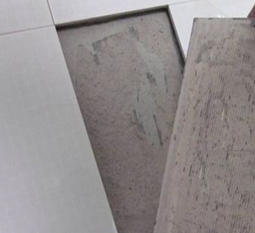 阿荣瓷砖空鼓维修公司分享瓷砖铺贴时如果打浆（即涂抹在瓷砖背面和基层上的砂浆或瓷砖胶）过少，会带来以下问题
